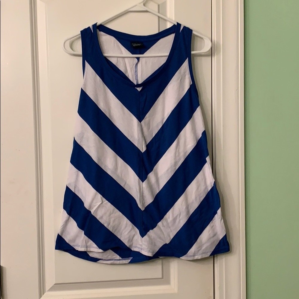 Medium sleeveless top.